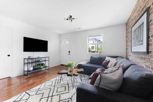 Harmonic Bungalow Close to Vanderbilt And 12 South thumb 3