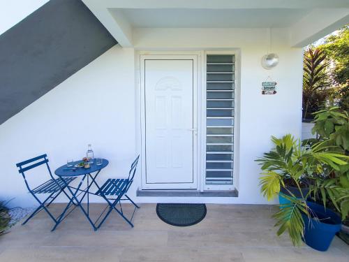 Studio Chez Anna - vue mer et piscine in Le Carbet