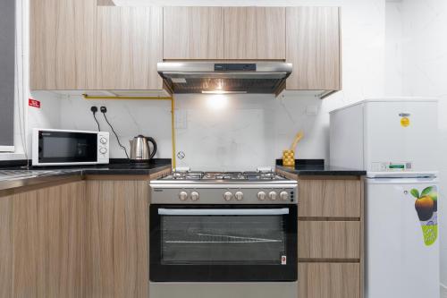 Luxury Hotel Apartment with Balcony - Mall of Emirates - image 13