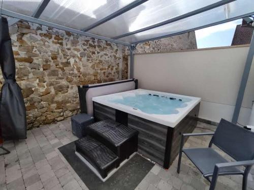 Karstais baseins, Chambre spacieuse, jacuzzi, proche parc Astérix (Chambre spacieuse, jacuzzi, proche parc Asterix) in Thiers-sur-Theve (Picardie)