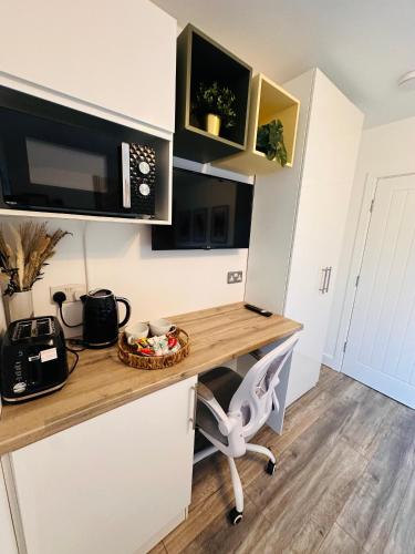 R-4 Newly Renovated Private self contained Room in Selly Oak Birmingham with own Kitchenette and sha in Quinton