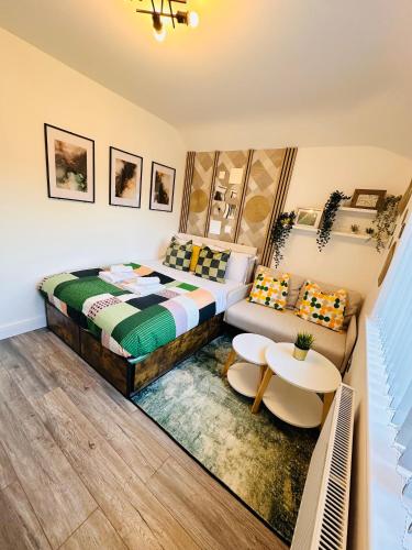 R-4 Newly Renovated Private self contained Room in Selly Oak Birmingham with own Kitchenette and sha in Quinton