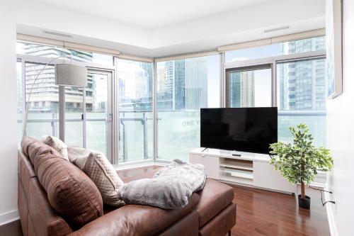 Downtown Toronto condo 2 bedrooms with parking near Rogers Center