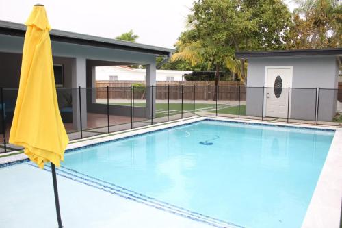 Renovated Villa Resort style pool, BBQ & Ping Pong patio thumb 3