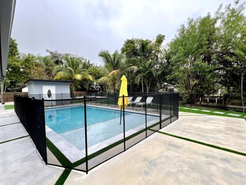 Renovated Villa Resort style pool, BBQ & Ping Pong patio thumb 4