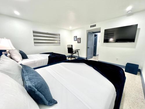 Facilities, Renovated Villa Resort style pool, BBQ & Ping Pong patio in Westwood Lakes