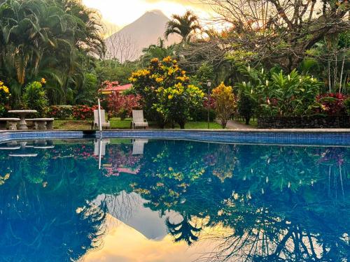 בריכת שחיה, Hotel Arenal Country Inn in לה פורטונה