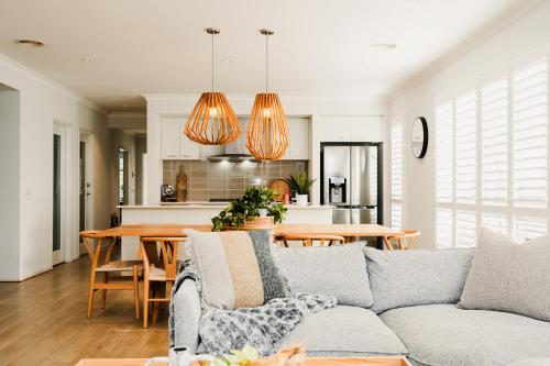 Hamptons Haven Luxe 4 bedroom, 2 bathroom, WIFI, Great for wedding stays Managed by Host On The Coast