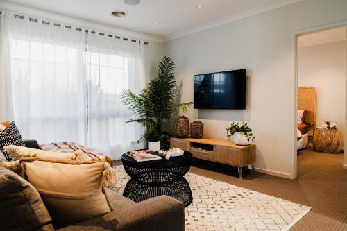 Hamptons Haven Luxe 4 bedroom, 2 bathroom, WIFI, Great for wedding stays Managed by Host On The Coast