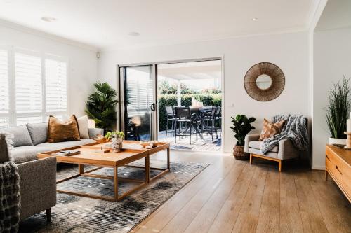 Hamptons Haven Luxe 4 bedroom, 2 bathroom, WIFI, Great for wedding stays Managed by Host On The Coast