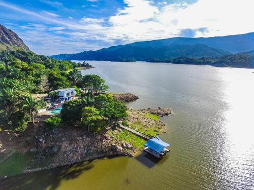 Cabaña Las Brisas - Casa en Mar Interior de Colombia - Embalse del Río Prado - Recepción Digital 24H
