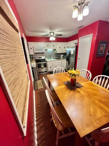 Family Friendly Downtown Home - Private Yard & Grill - Location, Location, Location!