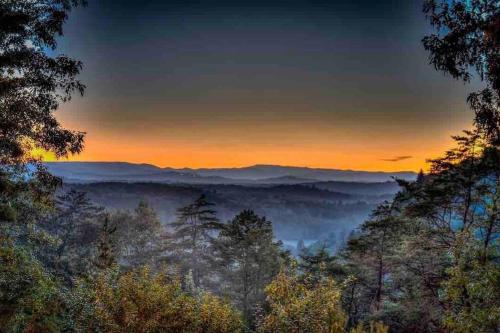 Mountain Breeze Retreat (next to Blue Ridge)