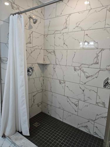 ห้องน้ำ, France and Flowers - Private 3-Bed Apartment in สแตรตฟอร์ด