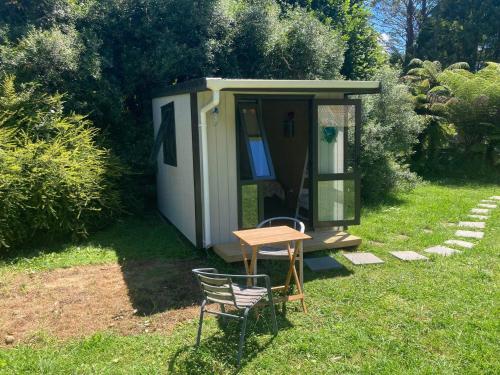 Kiwi cabin with geothermal pool by lake Taupo in ทูรางกิ
