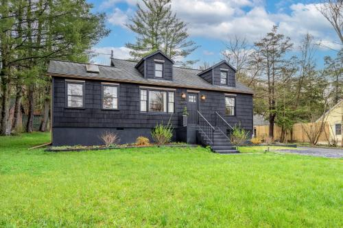 Charcoal Chalet by AvantStay A Design w Firepit