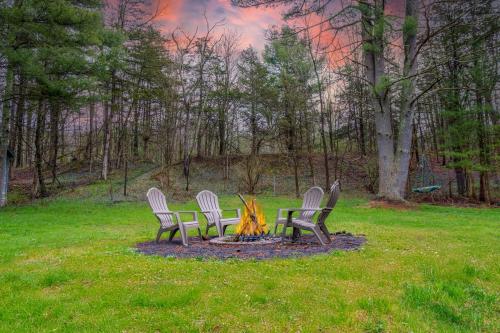 Charcoal Chalet by AvantStay A Design w Firepit