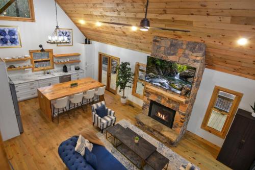 3BR, Loft, Hot Tub, Dog Friendly, Firepit, Grill in McCaysville, USA