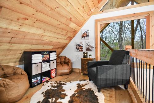 3BR, Loft, Hot Tub, Dog Friendly, Firepit, Grill in McCaysville, USA