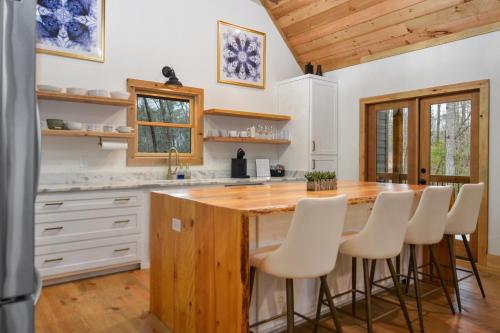 3BR, Loft, Hot Tub, Dog Friendly, Firepit, Grill in McCaysville, USA