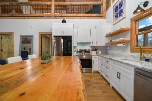 3BR, Loft, Hot Tub, Dog Friendly, Firepit, Grill in McCaysville, USA