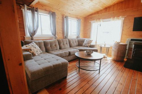 Cozy Cabin with Large Cedar Hot Tub, Chelmsford (photo 5)