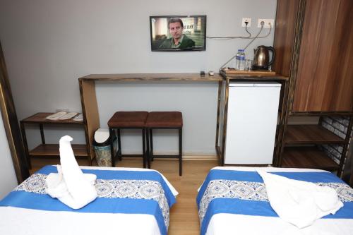 3 twin beds