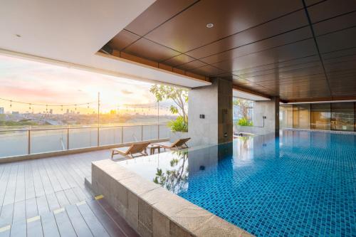 Swimming pool, Oakwood Hotel & Residence Surabaya in Surabaya