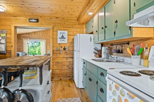 Cozy Cabin with Large Cedar Hot Tub, Chelmsford (photo 10)