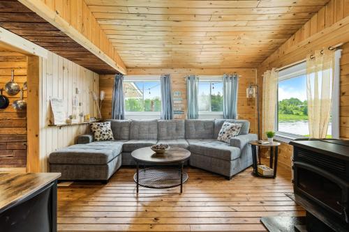 Cozy Cabin with Large Cedar Hot Tub, Chelmsford (photo 3)