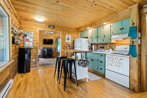 Cozy Cabin with Large Cedar Hot Tub, Chelmsford (photo 9)