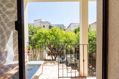 Double Room with Balcony image 9