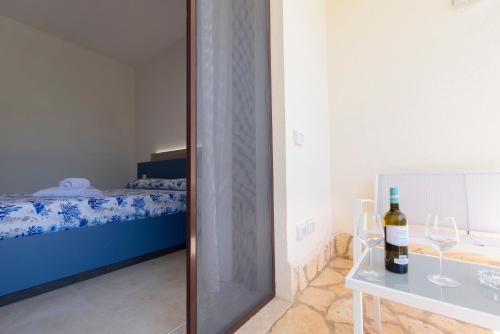Double Room with Balcony image 7