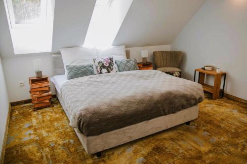 1 double bed, 2 twin beds