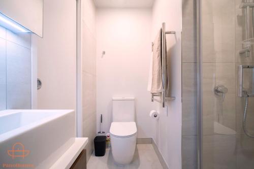 Modern Townhouse Close to City with Full Kitchen - Ellerslie, Окленд (фото 10)