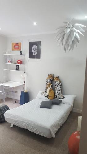 Family Home with fast trains to London Bridge, Victoria, Gatwick and Wimbledon 1