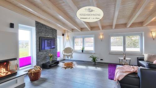 Moderne Fewo mit Fasssauna und Kamin im ländl. Allgäu