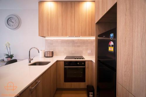 Modern Townhouse Close to City with Full Kitchen - Ellerslie, Окленд (фото 9)