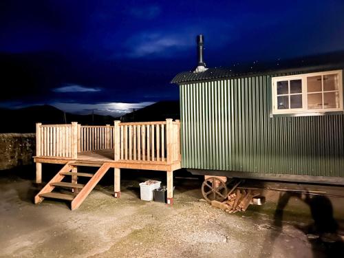 A szálláshely kívülről, Shepherds Hut at Maes Uldale stunning fell views and next door to popular cafe for sweet treats in Torpenhow