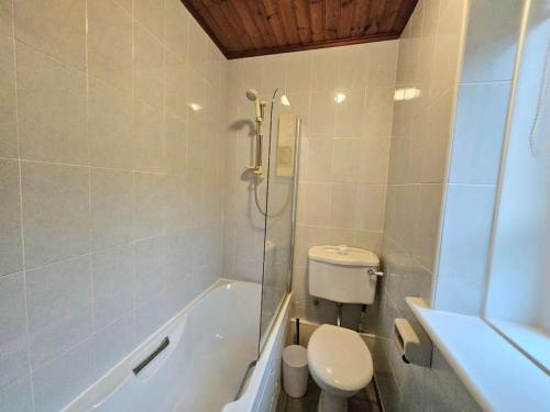 Craigietinny Road Apartment- 3 beds - image 8