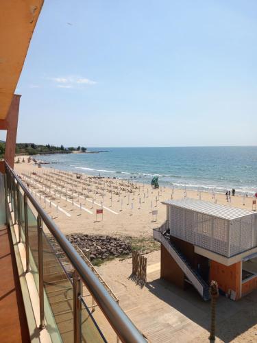 ネセバル Апартаменти СЪНИ БЕИ 5つ星 ゲストハウス プール