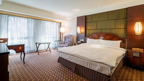 Deluxe Double Room image 6