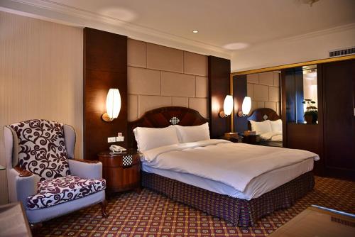 Deluxe Double Room image 9