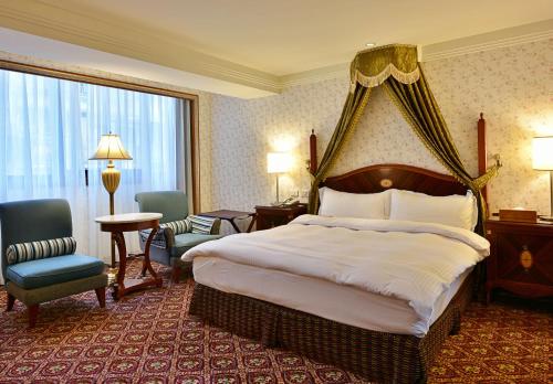 Deluxe Double Room image 8
