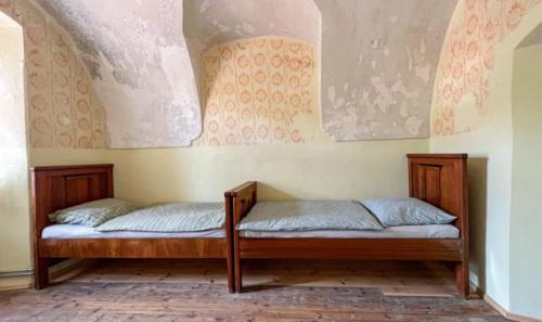 2 twin beds