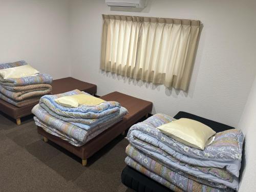 3 twin beds