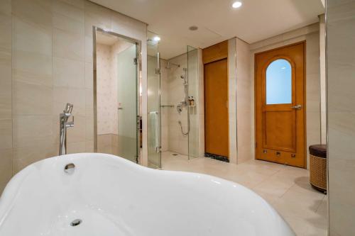 Honeymoon Suite image 1