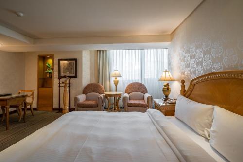 Honeymoon Suite image 6
