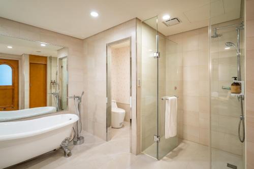 Honeymoon Suite image 3