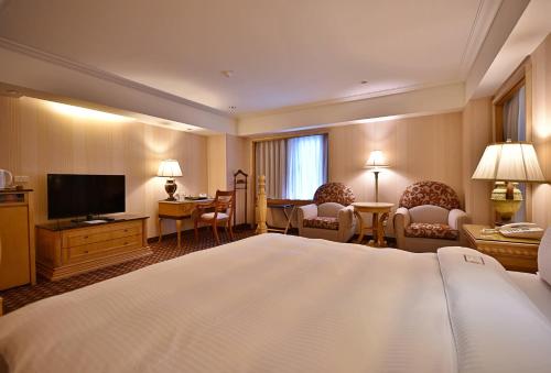 Honeymoon Suite image 8